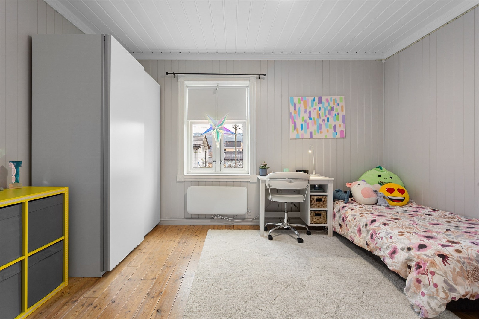 Soverom 2 med skyvedørsgarderobe Galleribilde