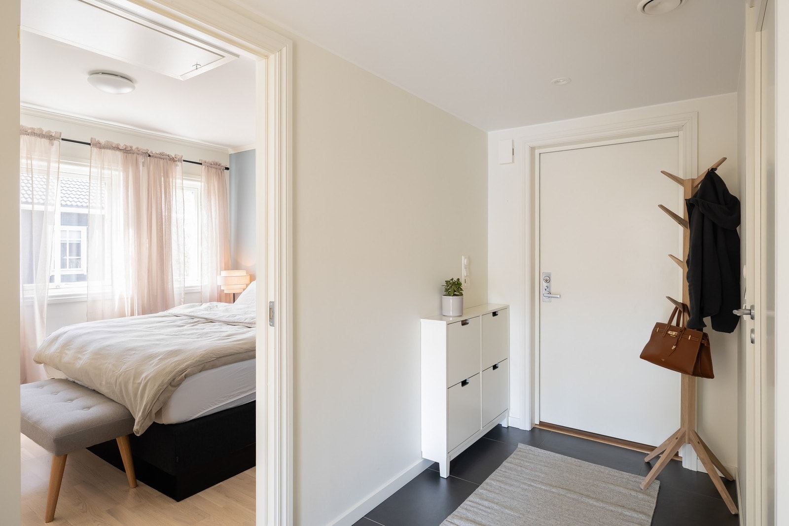 Her tas du inn i boligens soverom. Det er på ca. 11m². Galleribilde