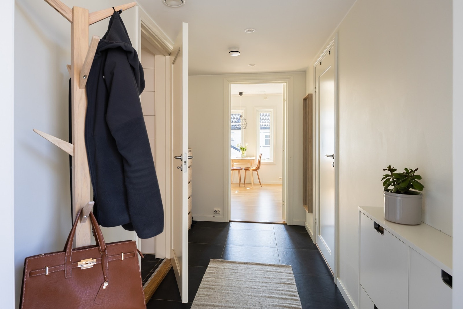 Entreen er på ca. 6m² og har varmekabler i gulv. Galleribilde