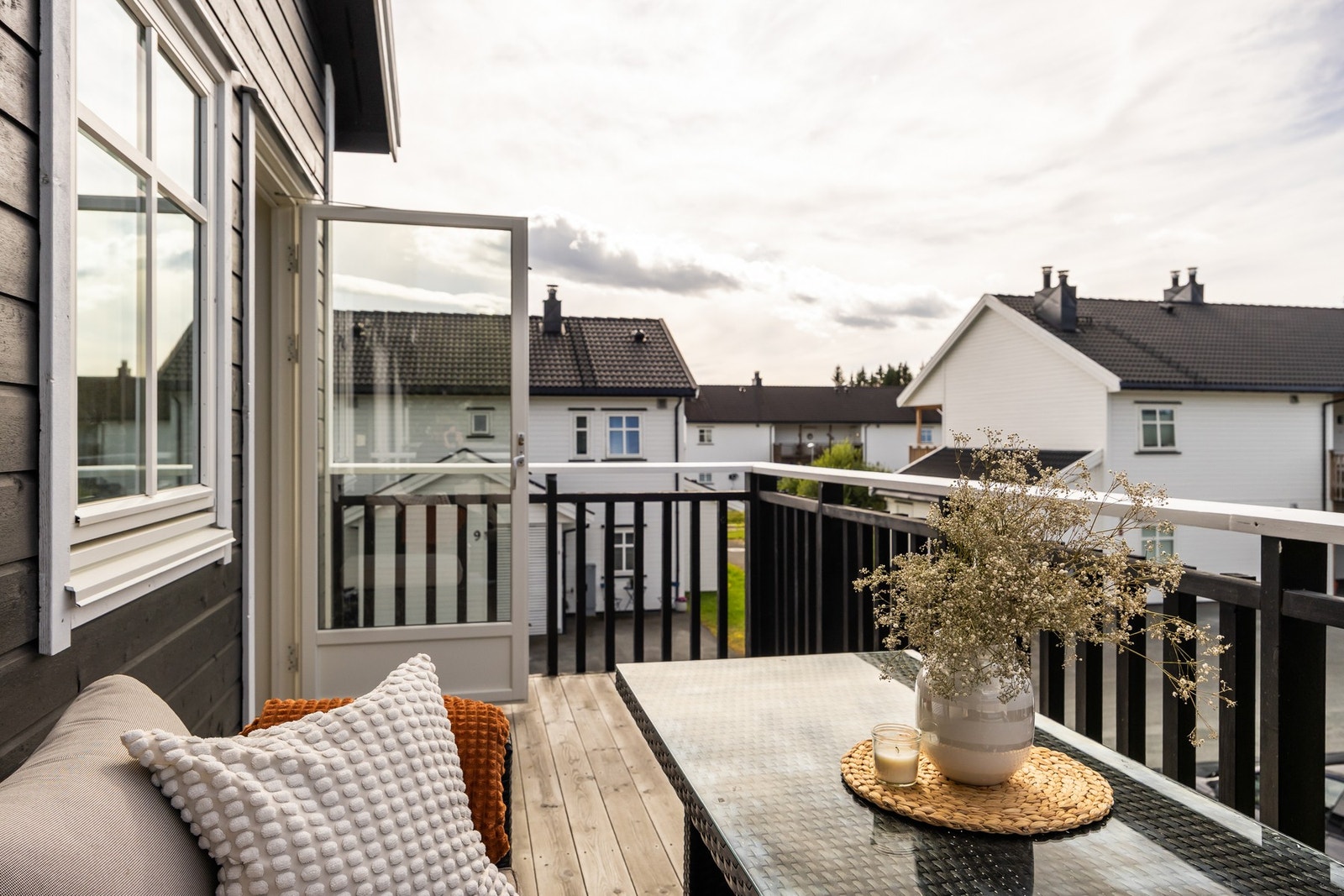 Balkongen er på ca 10m². Galleribilde