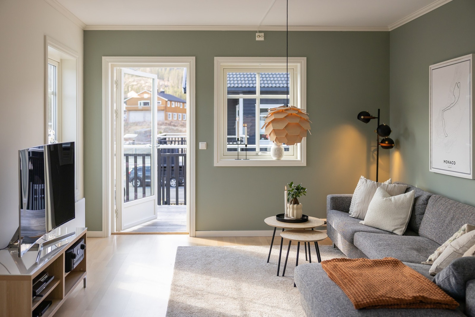 Balkongen er en forlengelse av stuen på fine dager. Galleribilde
