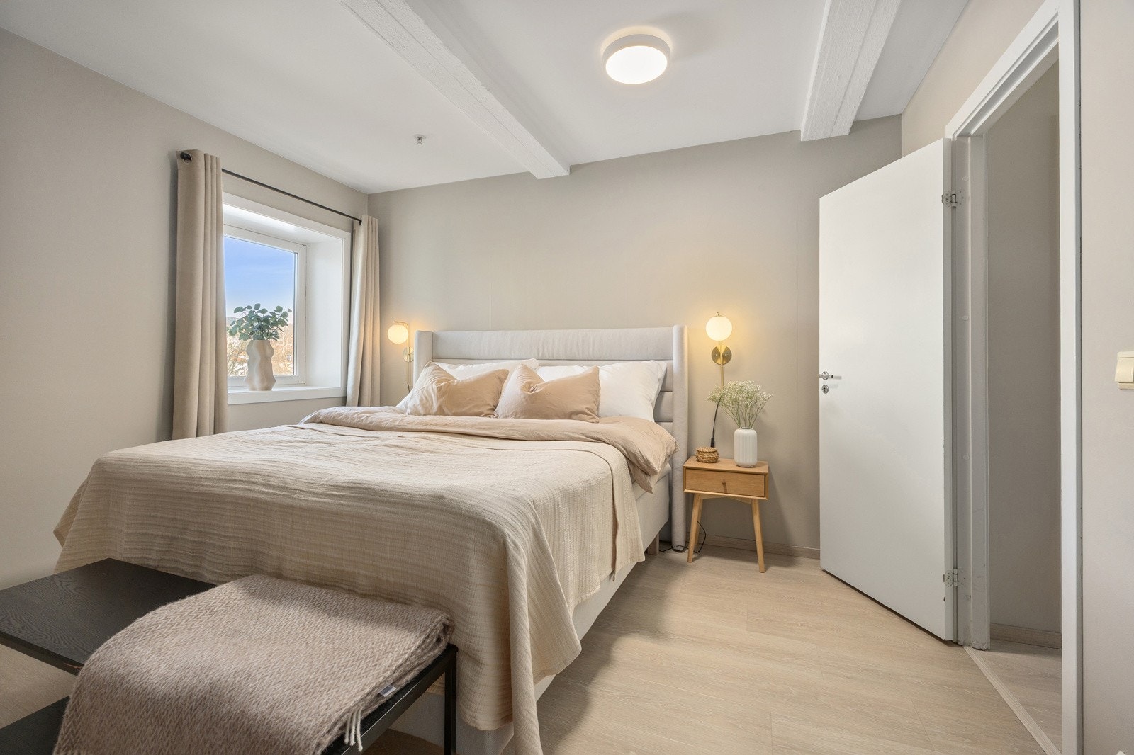 Hovedsoverommet er romslig og har god plass til dobbeltseng med nattbord på hver side, samt annet ønsket møblement. Galleribilde