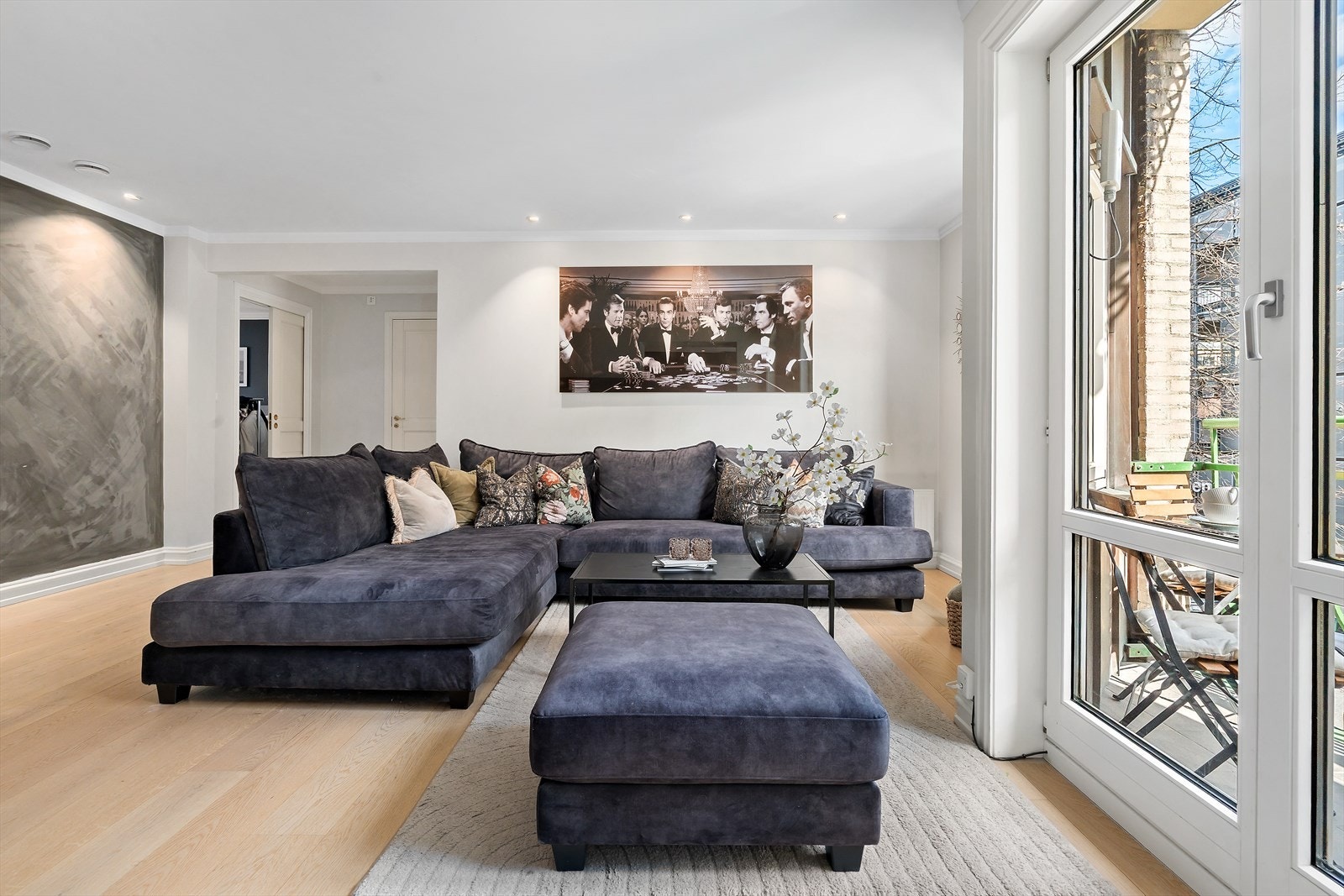 Lys og innbydende stue med flott 1-stavs parkett på gulv og slette hvitmalte vegger. I stuen har leiligheten en moderne kontrastvegg. Galleribilde
