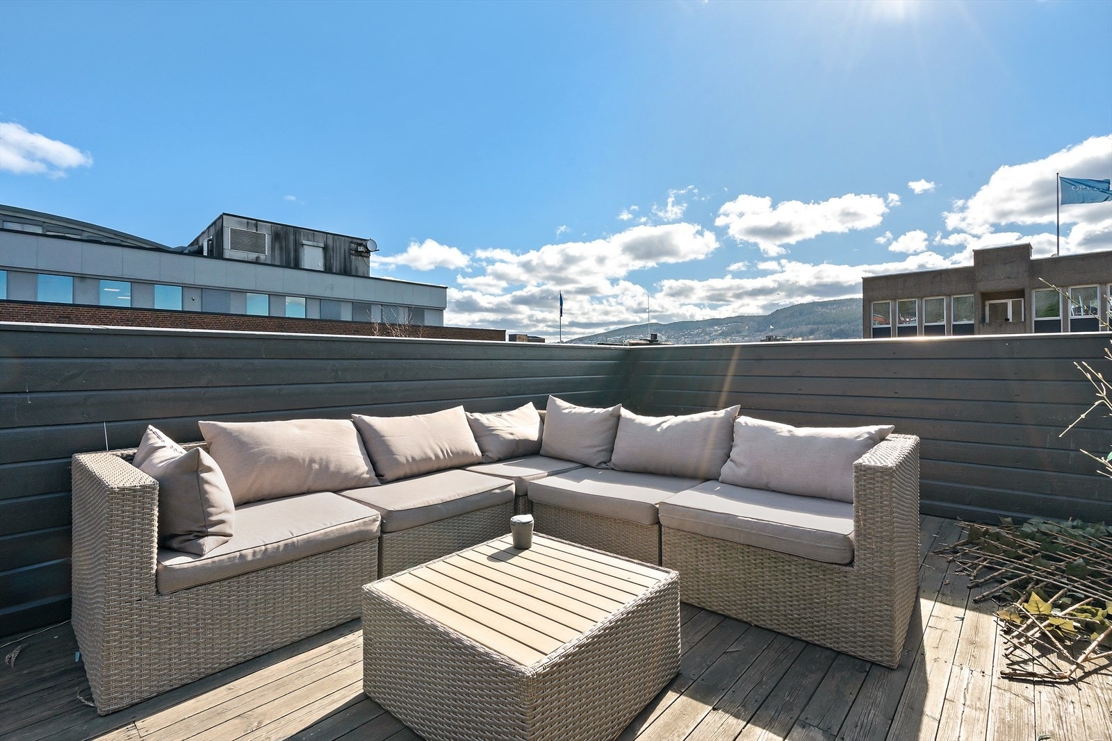 En hyggelig takterrasse for beboerne i sameiet der en kan nyte lange sommerdager. Galleribilde