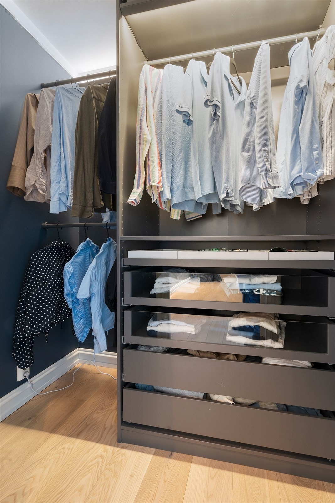I tilknytning til soverommene en bod som i dag er innredet som walk-in closet. Galleribilde