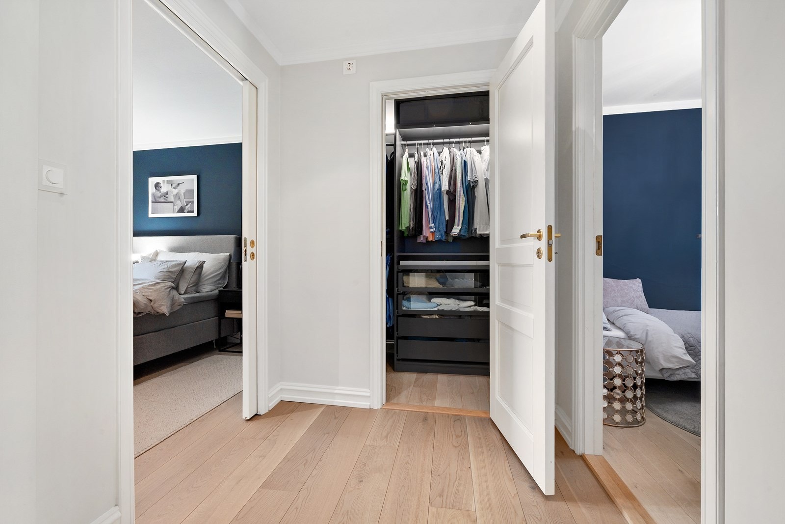 Gang med garderobe Galleribilde