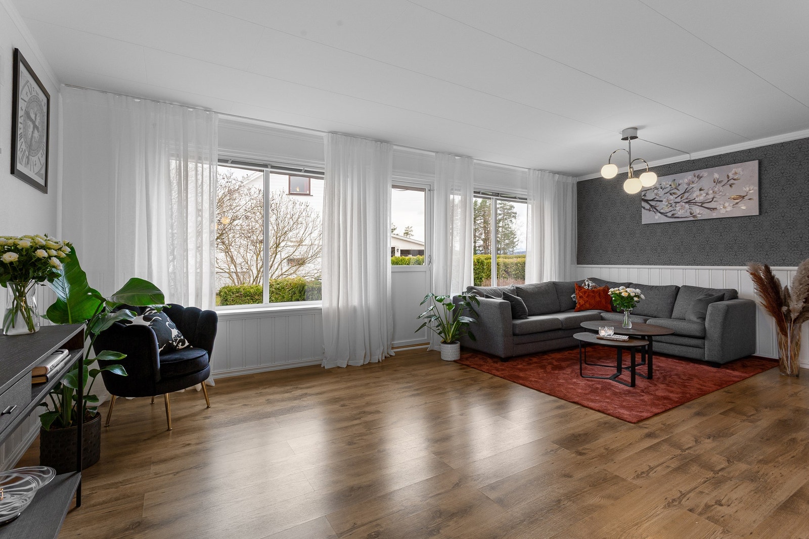 Utgang fra stuen til fin uteplass på terrasseplatting Galleribilde