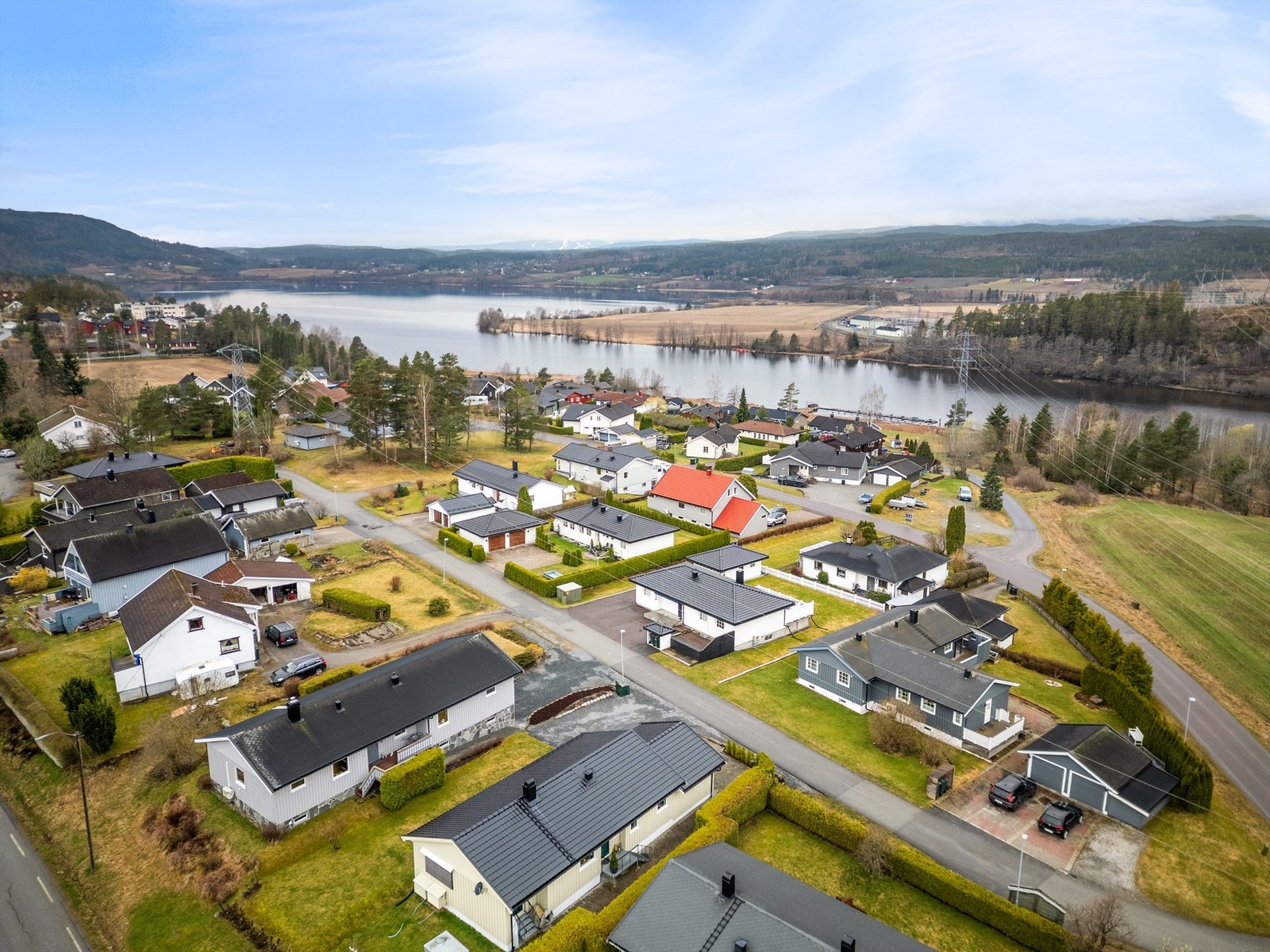 Meget kort vei ned til Fiskumvannet med flotte bade-, fiske og turmuligheter Galleribilde