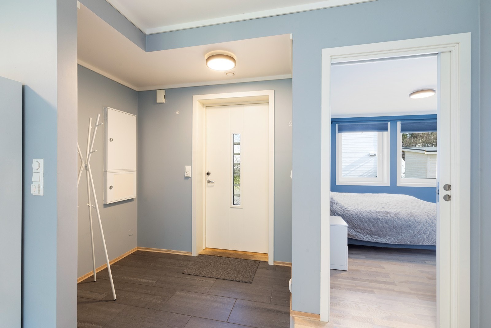 Velkommen inn til flislagt entré med varmekabler. Galleribilde