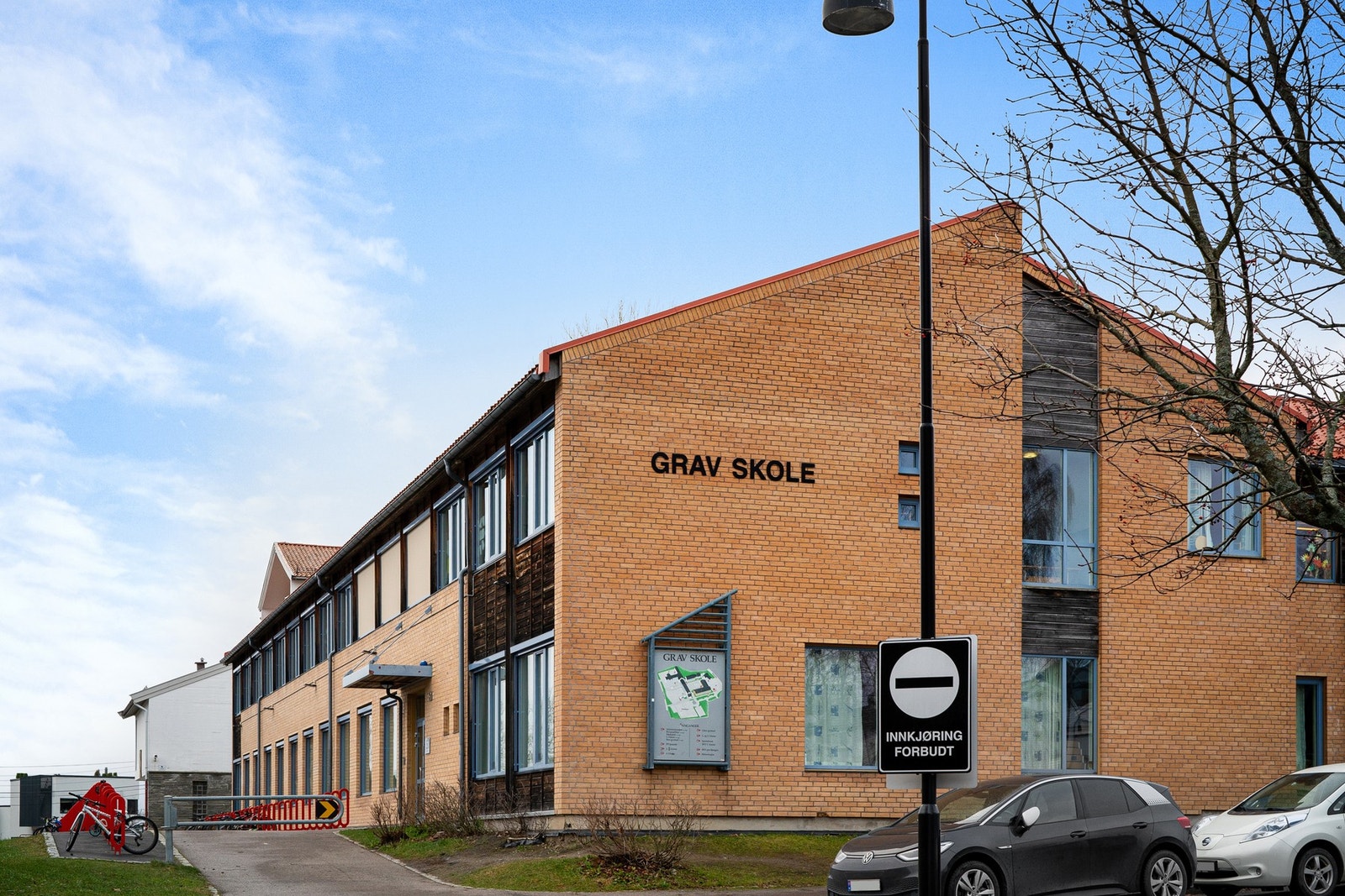 Grav skole og Østheim barnehage ligger bare et par minutters gange unna, noe som gjør hverdagen både enkel, trygg og hyggelig for barnefamilien. Galleribilde