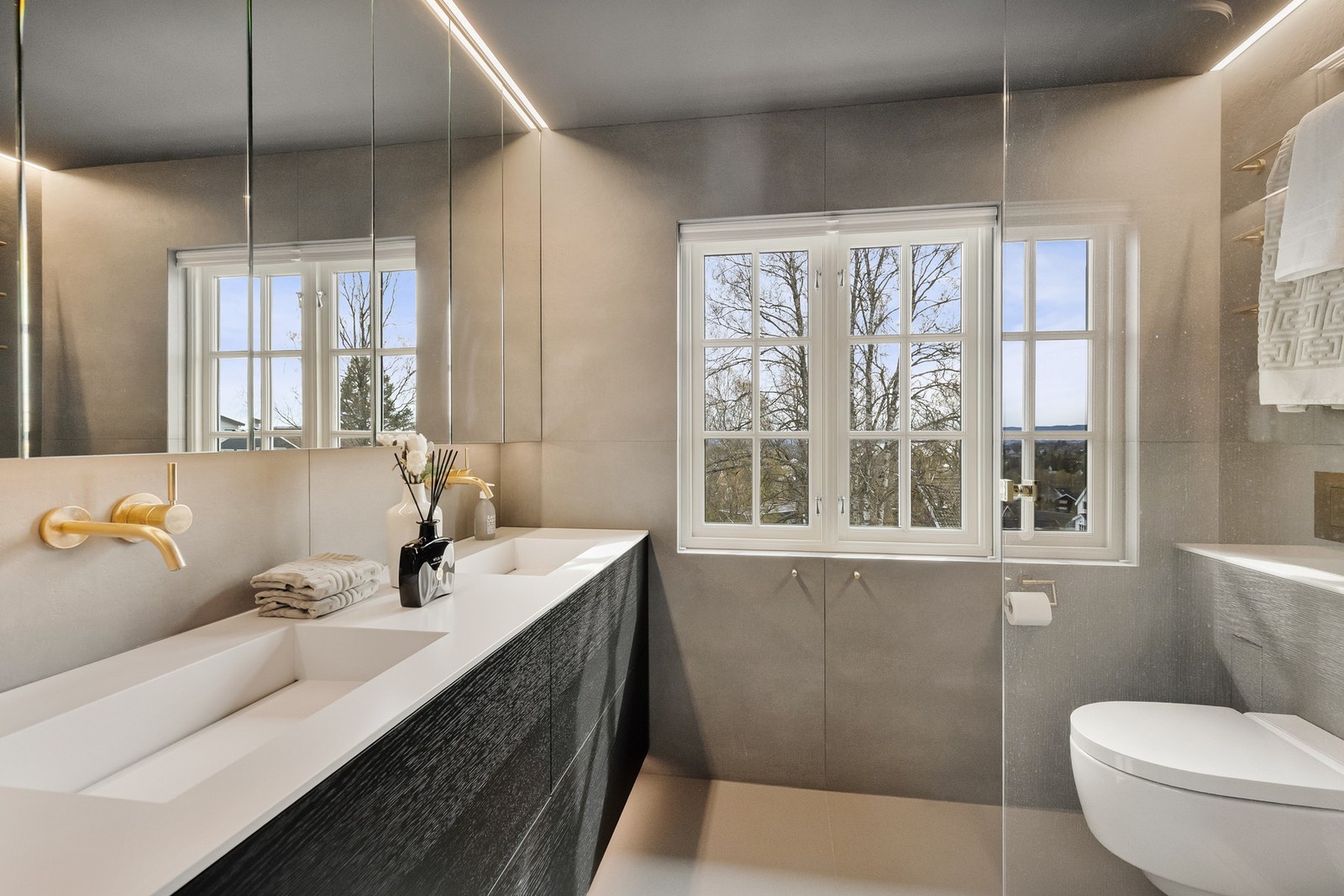 På hovedbadet er det valgt armaturer fra Dornbracht samt Geberit AquaClean spyletoalett. Flotte fliser fra Bella. Galleribilde
