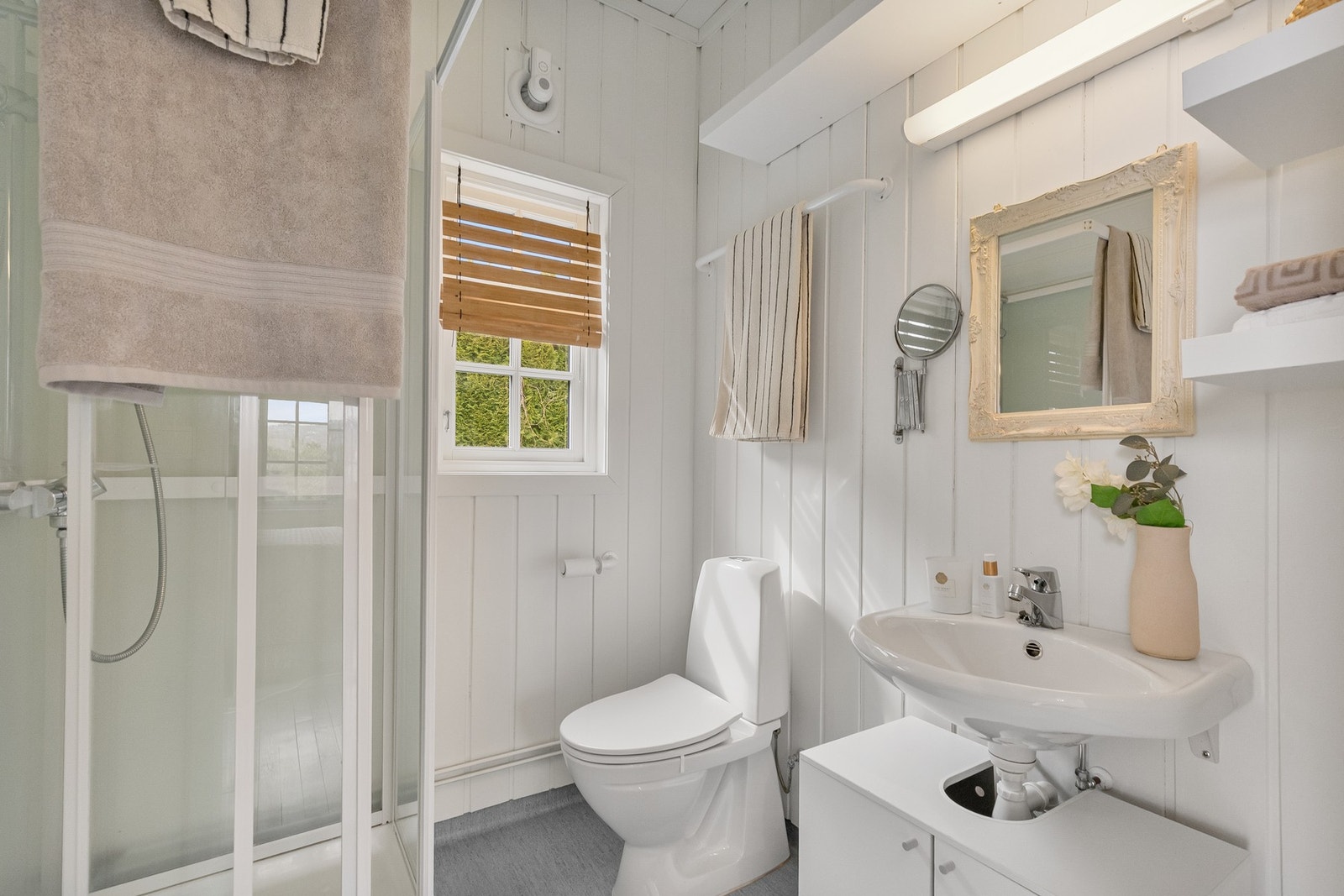 Badet er lyst og funksjonelt, og oppvarmes med stråleovn. Galleribilde