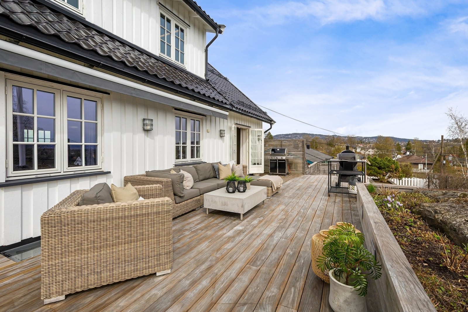 Terrassen gir rikelig plass til flere loungesoner og hyggelig grillplass. Galleribilde