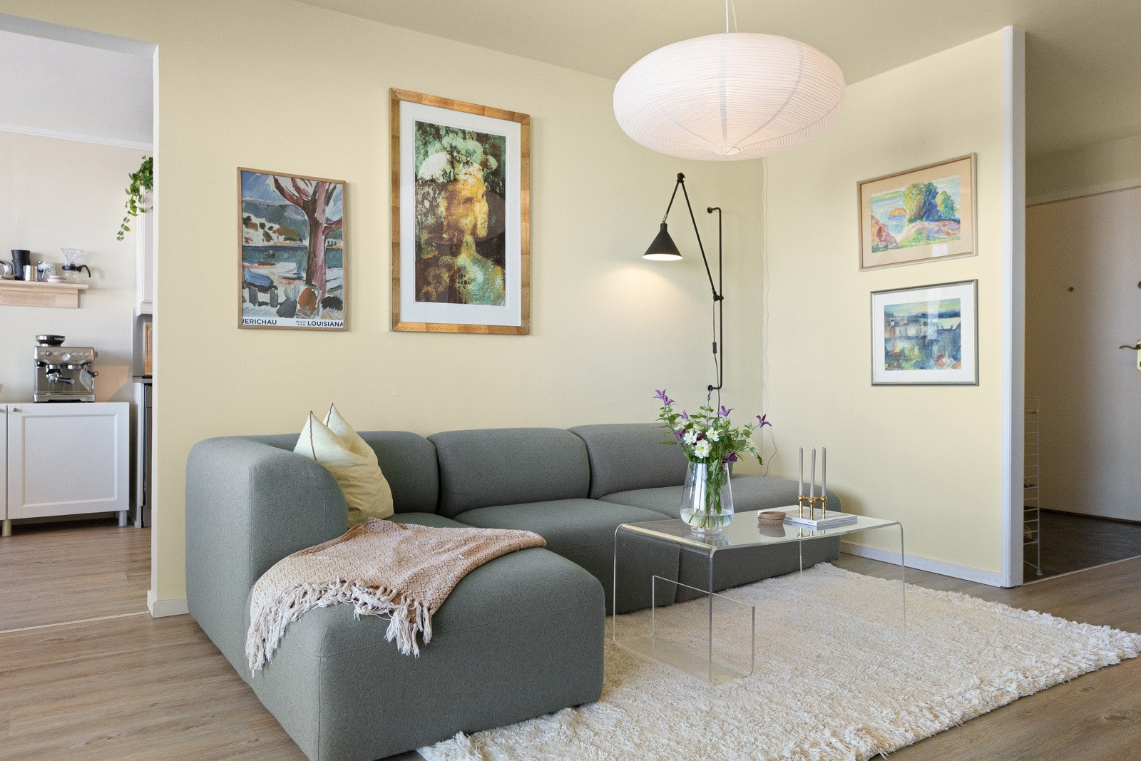 Tydelig og innbydende sofagruppe sone med naturlig plassering for TV - perfekt for avslapning og hyggelige kvelder Galleribilde