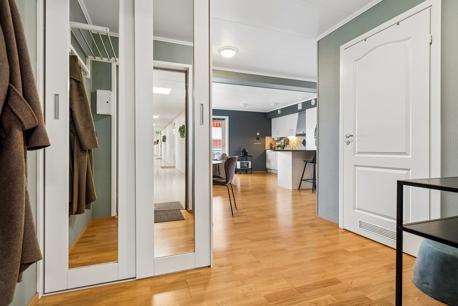 Entré m/skyvedørsgarderobe Galleribilde