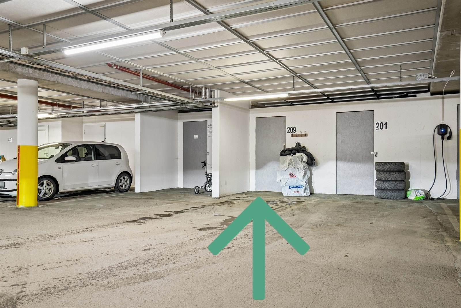 Garasjeplaassen m/bod i bakkant Galleribilde