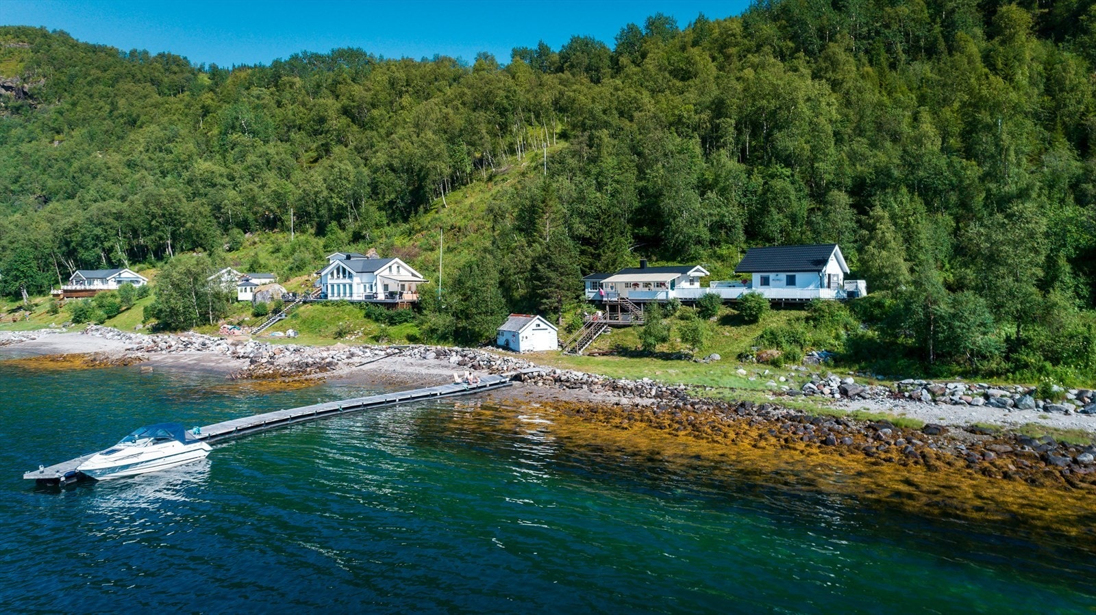 Velkommen til Hellvika 8. Det gjøres oppmerksom på at alle bilder er fra 2021. Galleribilde