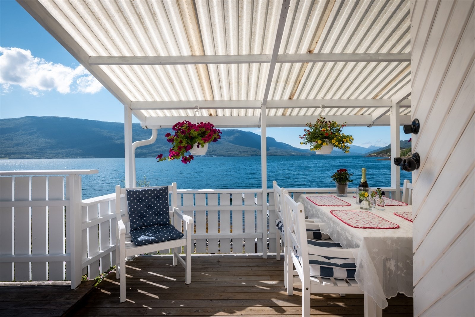 Terrasse med fin utsikt og gode solforhold. Galleribilde