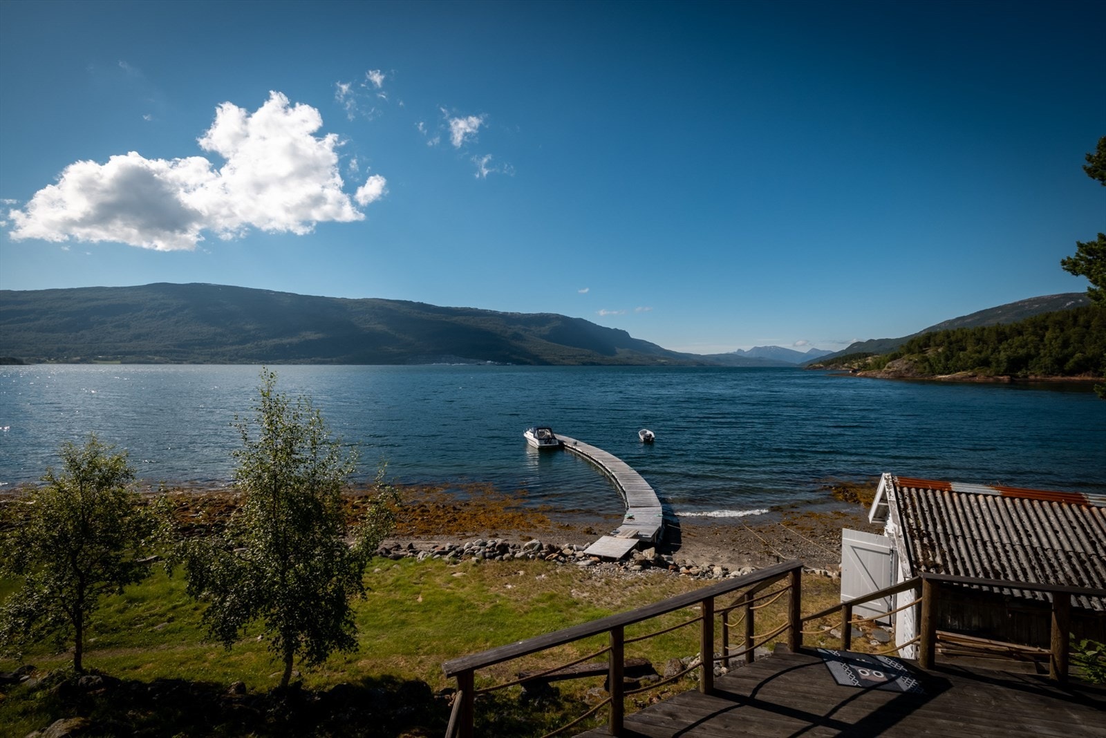 Utsikt fra eiendommen mot sjø og omkringliggende natur. Galleribilde
