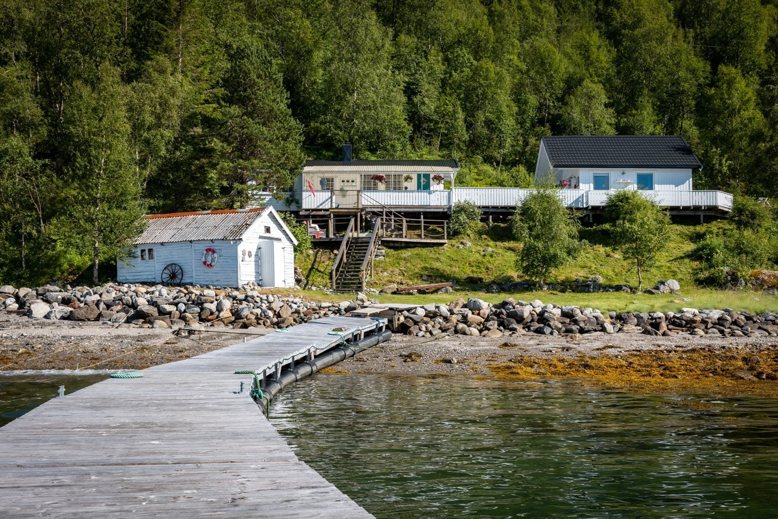 Stor sammenhengende terrasse med gode solforhold og nærhet til sjøen. Galleribilde
