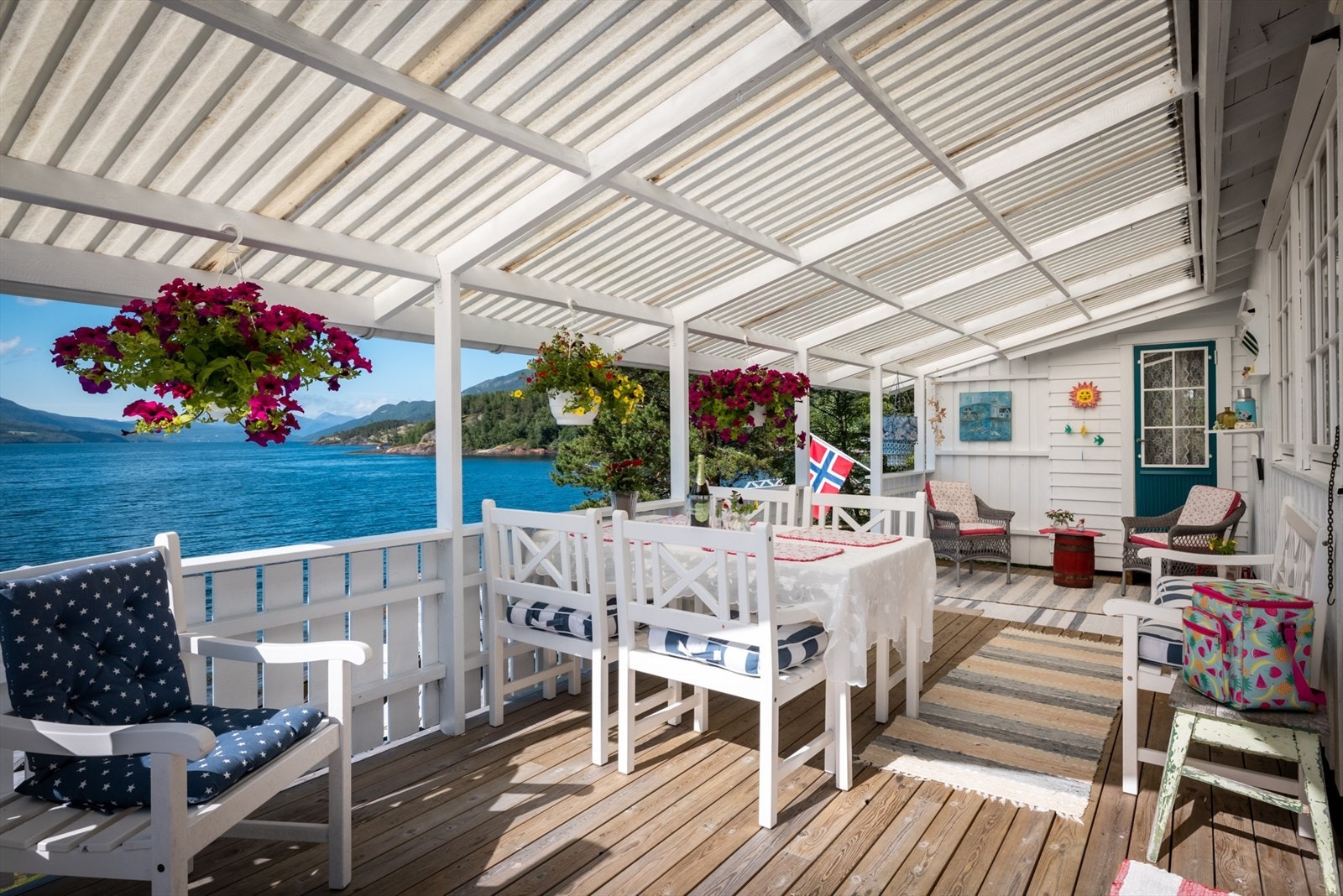 Overbygd terrasse med flott uteplass og god plass til sittegrupper. Galleribilde