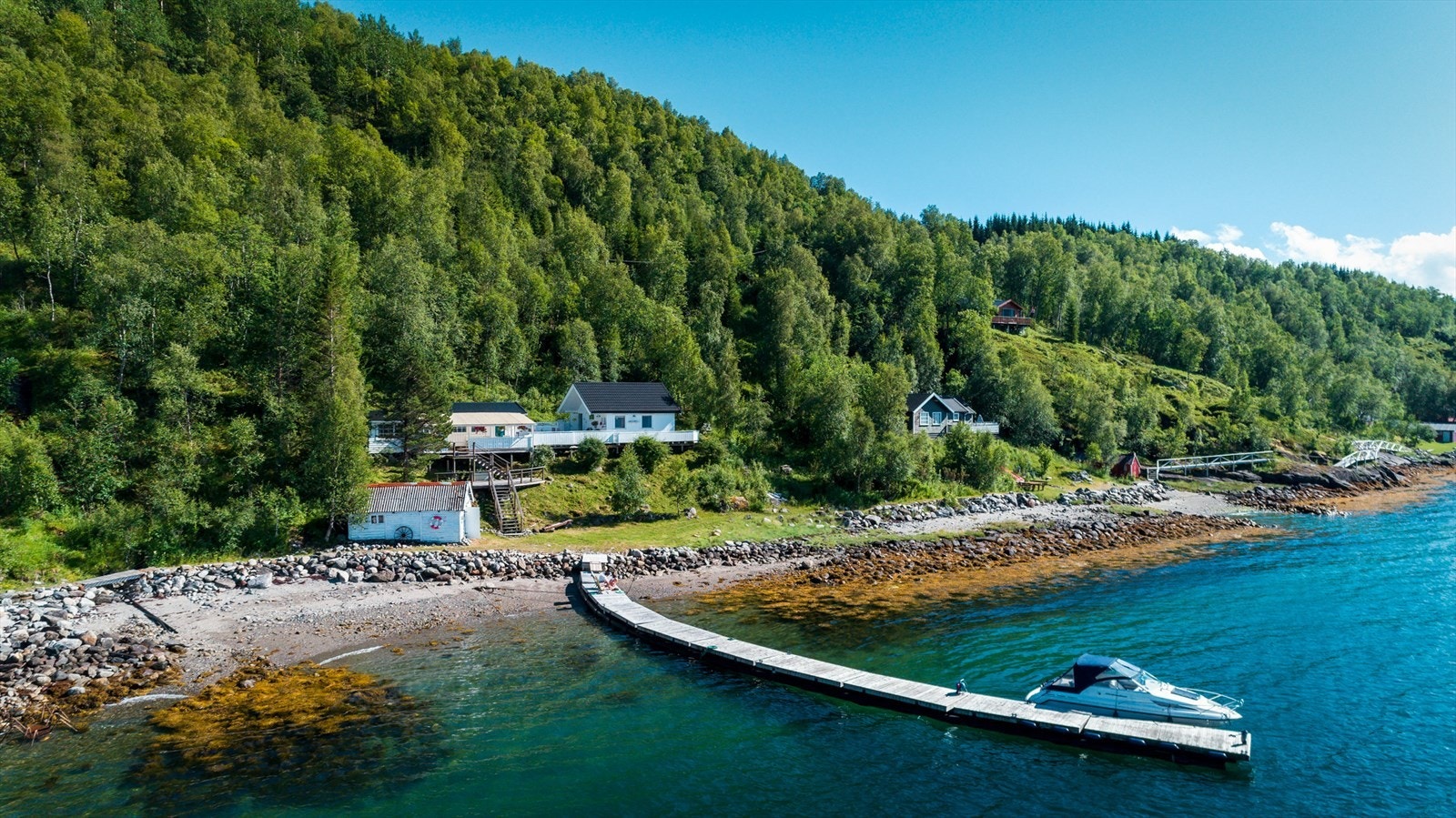 Fritidseiendom med sjelden beliggenhet helt i vannkanten. Galleribilde