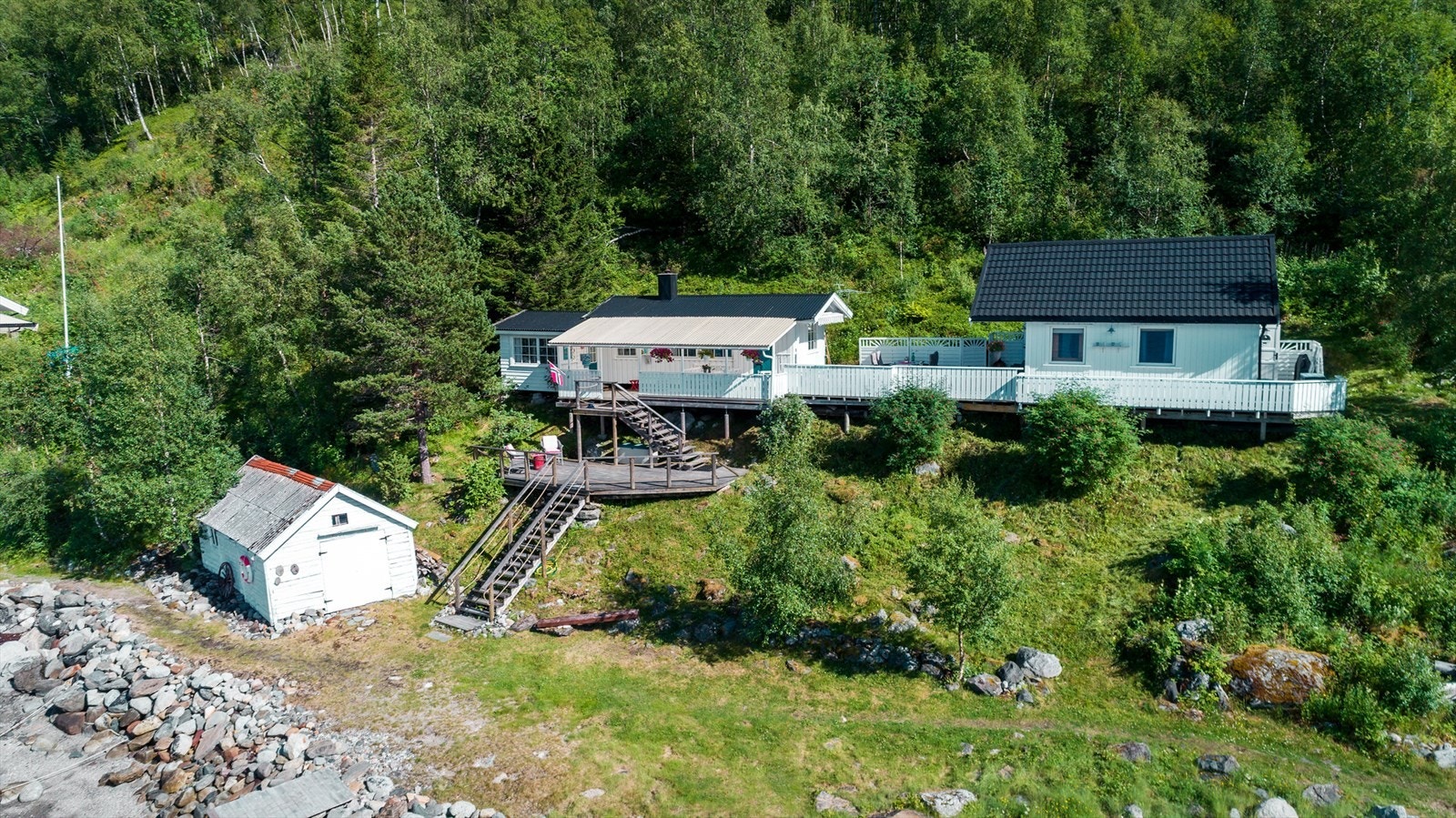 Eiendommen består av eldre hytte, nyere anneks (oppført i 2011) og naust. Galleribilde