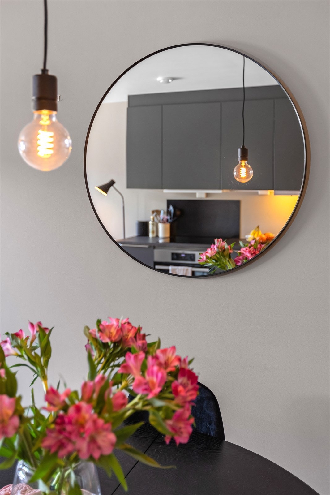 Gjennomtenkte detaljer og materialvalg gir et helhetlig og moderne uttrykk. Galleribilde