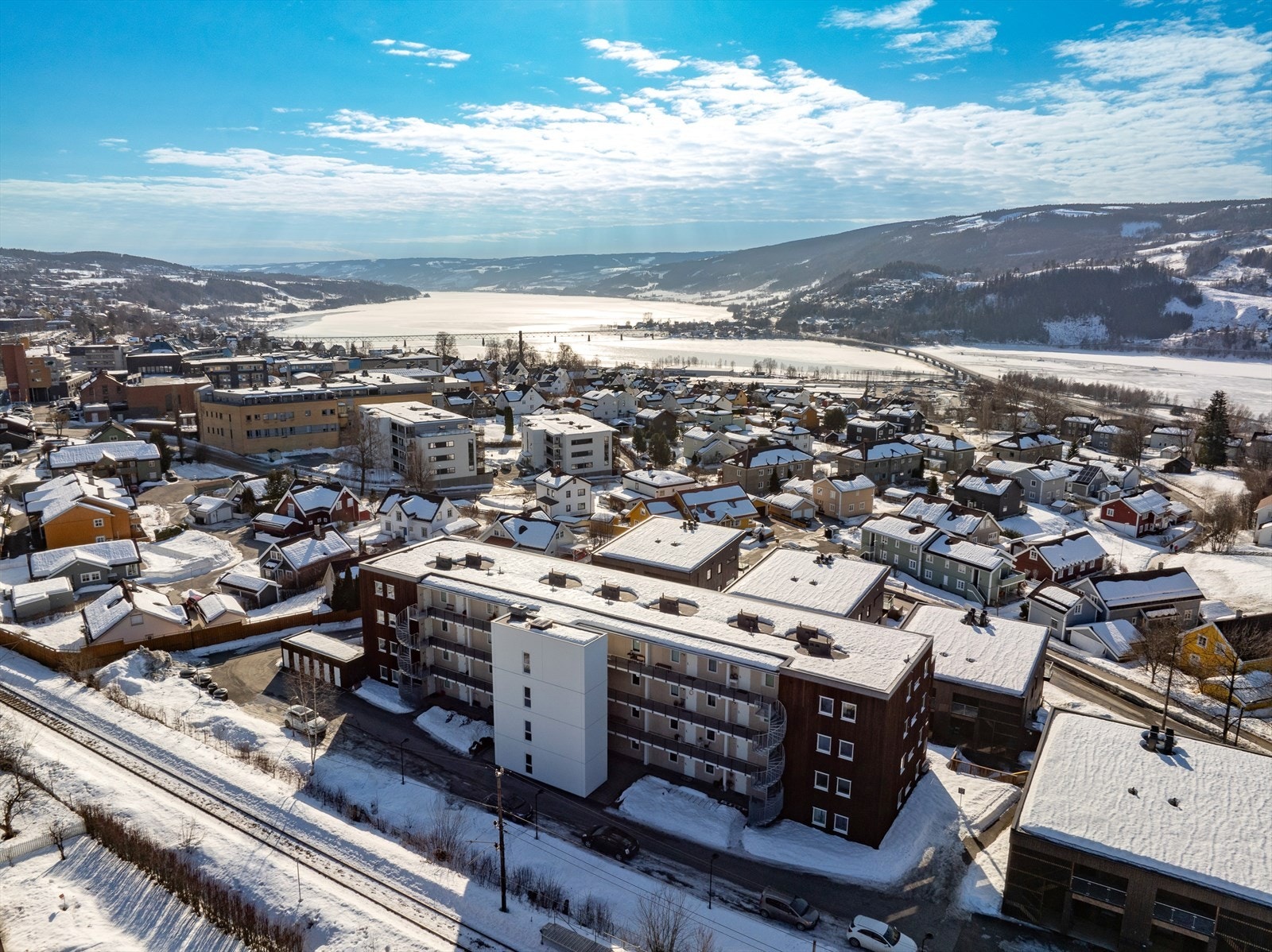 Utsikt over Lillehammer by og Mjøsa. Lillehammer stasjon ligger kun 11 minutters gange unna, med togforbindelser mot Oslo og Trondheim. Galleribilde