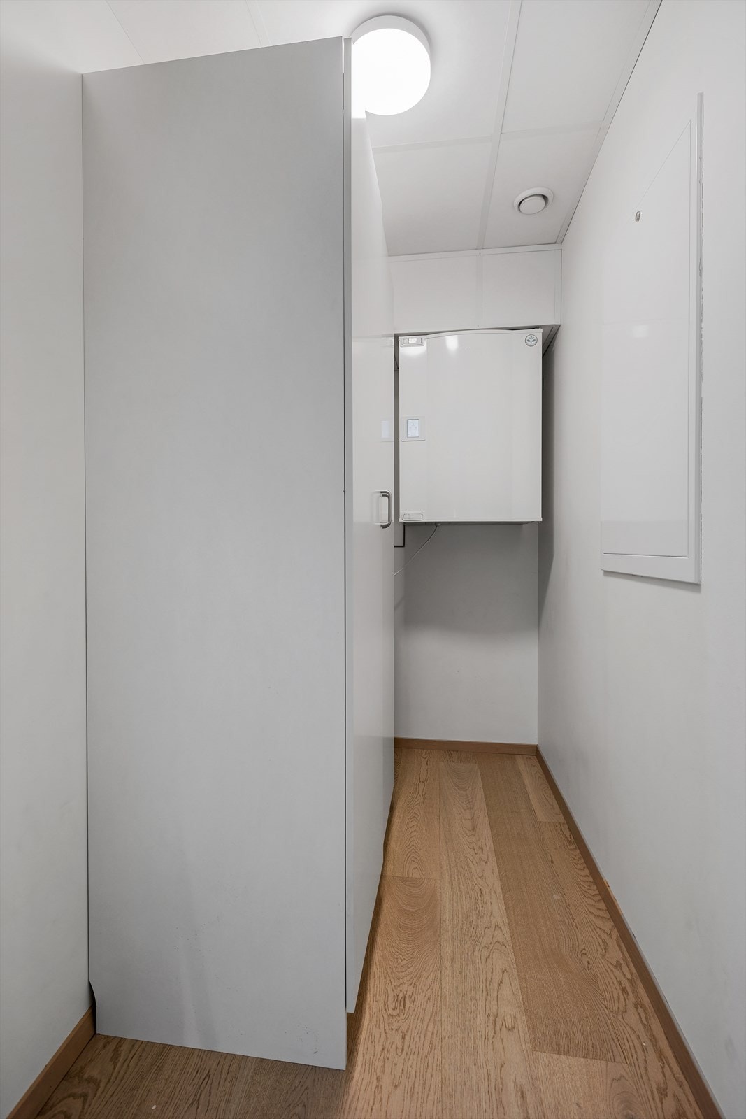 Innvendig bod som huser tekniske installasjoner som sikringsskap, ventilasjonsaggregat og fordelerskap for vannbåren varme. Galleribilde