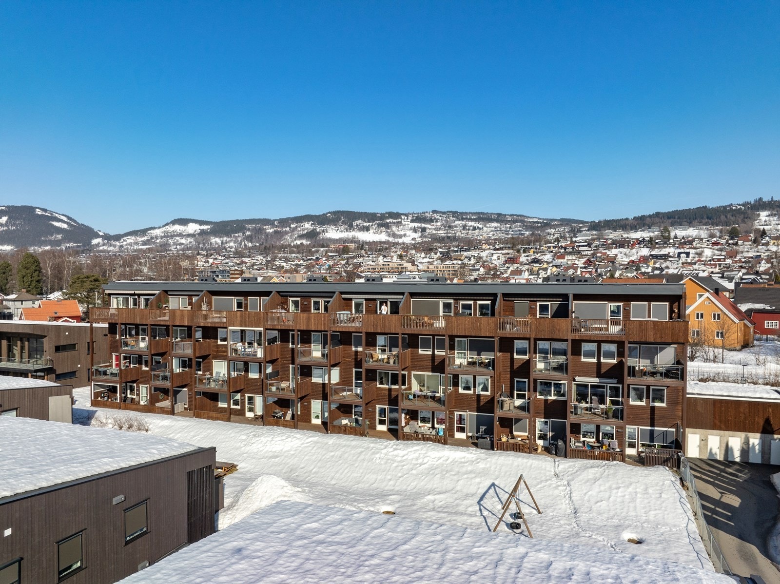 Bygget ligger i et rolig og etablert nabolag på Busmoen/Skjellerud. Galleribilde