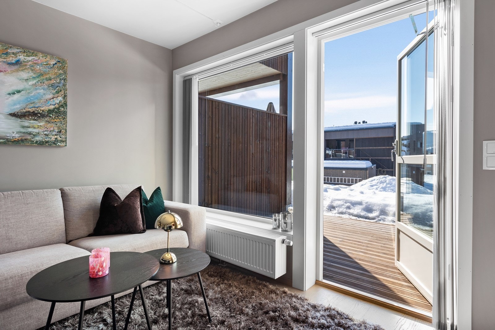 Oppvarming i stuen skjer via en radiator tilknyttet fjernvarmeanlegget. Vinduer med 3-lags glass bidrar til god isolasjon. Galleribilde