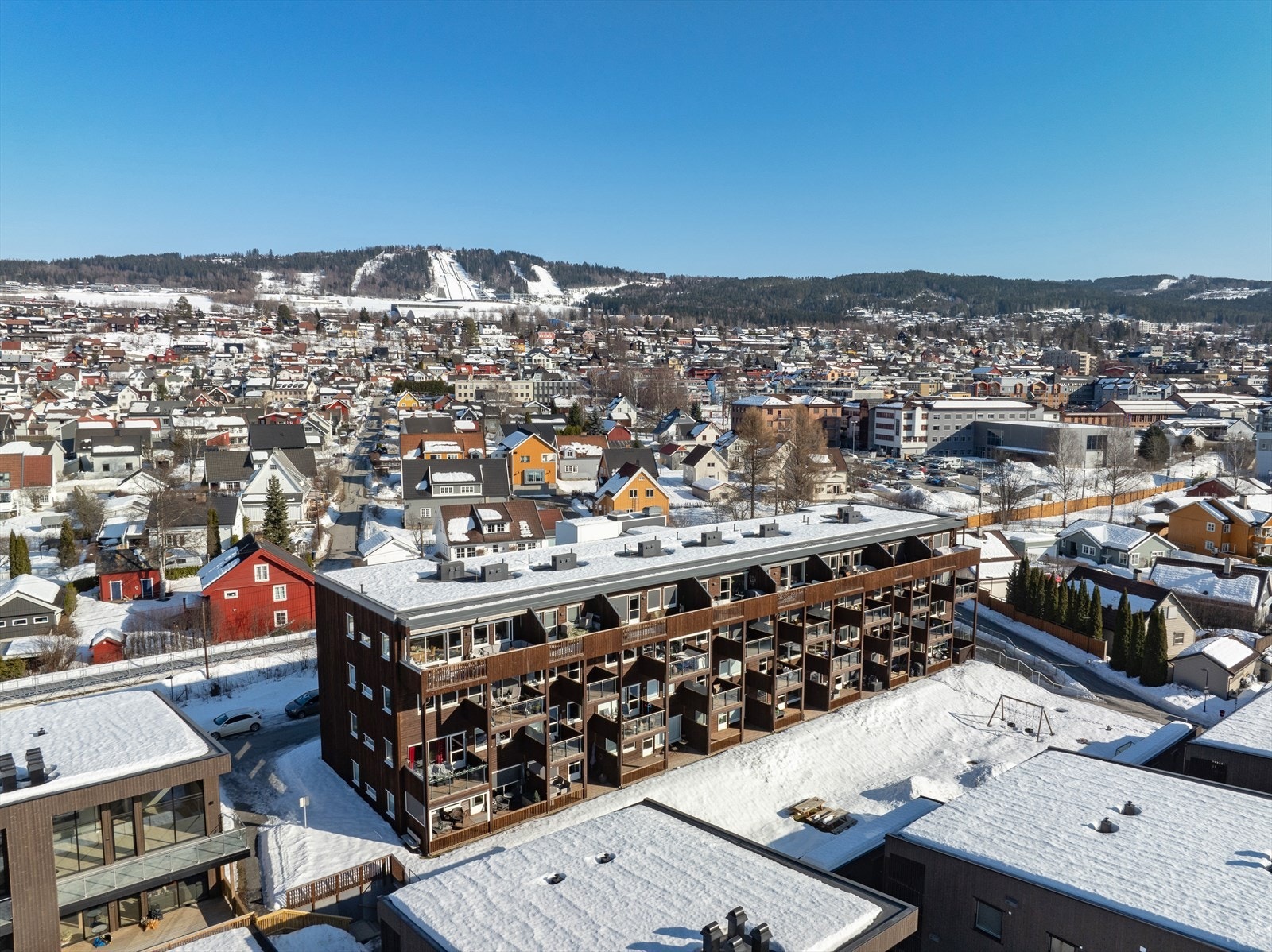 Beliggenheten er sentral, med kort gangavstand til både dagligvare, fritidsaktiviteter, og Lillehammer gågate. Galleribilde