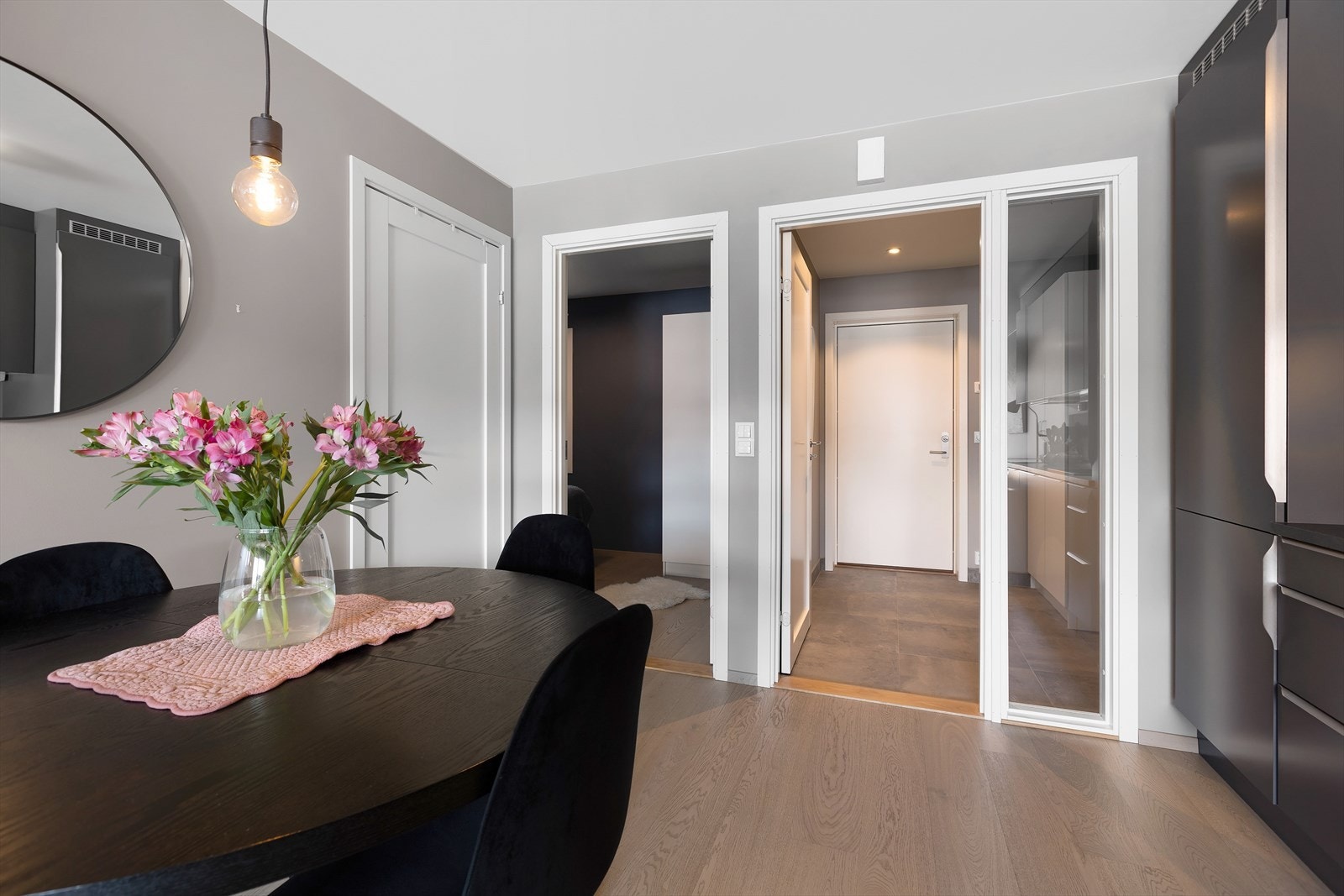 Fra allrommet er det adkomst til bad og begge soverommene, noe som gir en praktisk og oversiktlig planløsning. Galleribilde