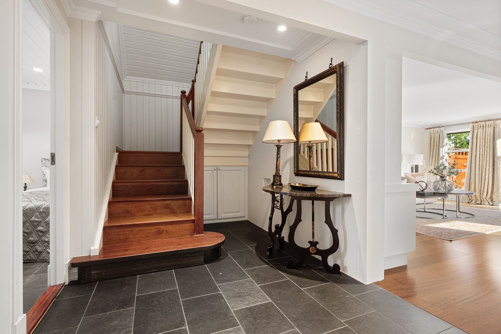 Lagring under trappen - i tilknytting til hallen. Galleribilde