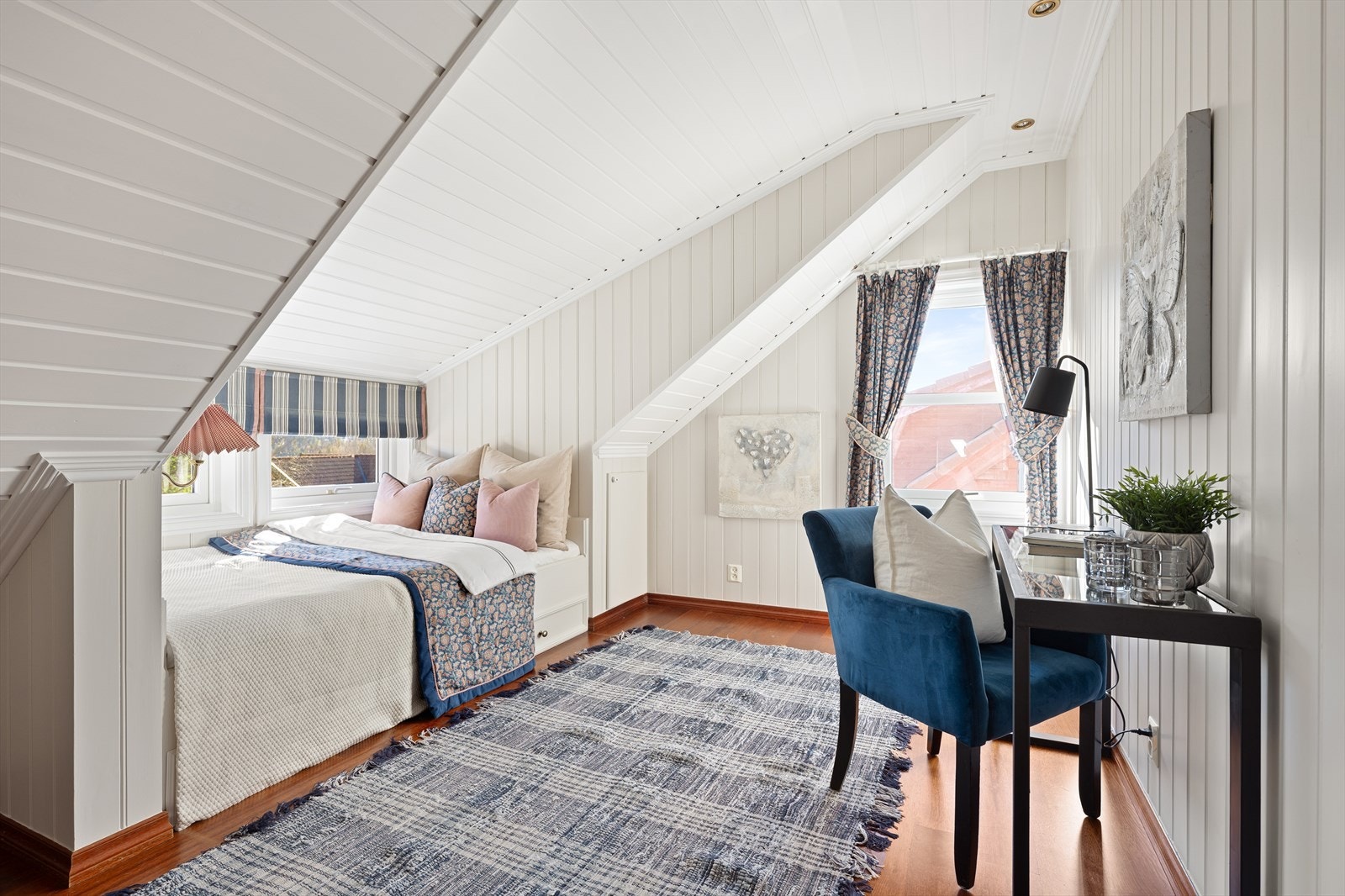 Seng med gode oppbevaringsmuligheter under, samt kneloft. Galleribilde