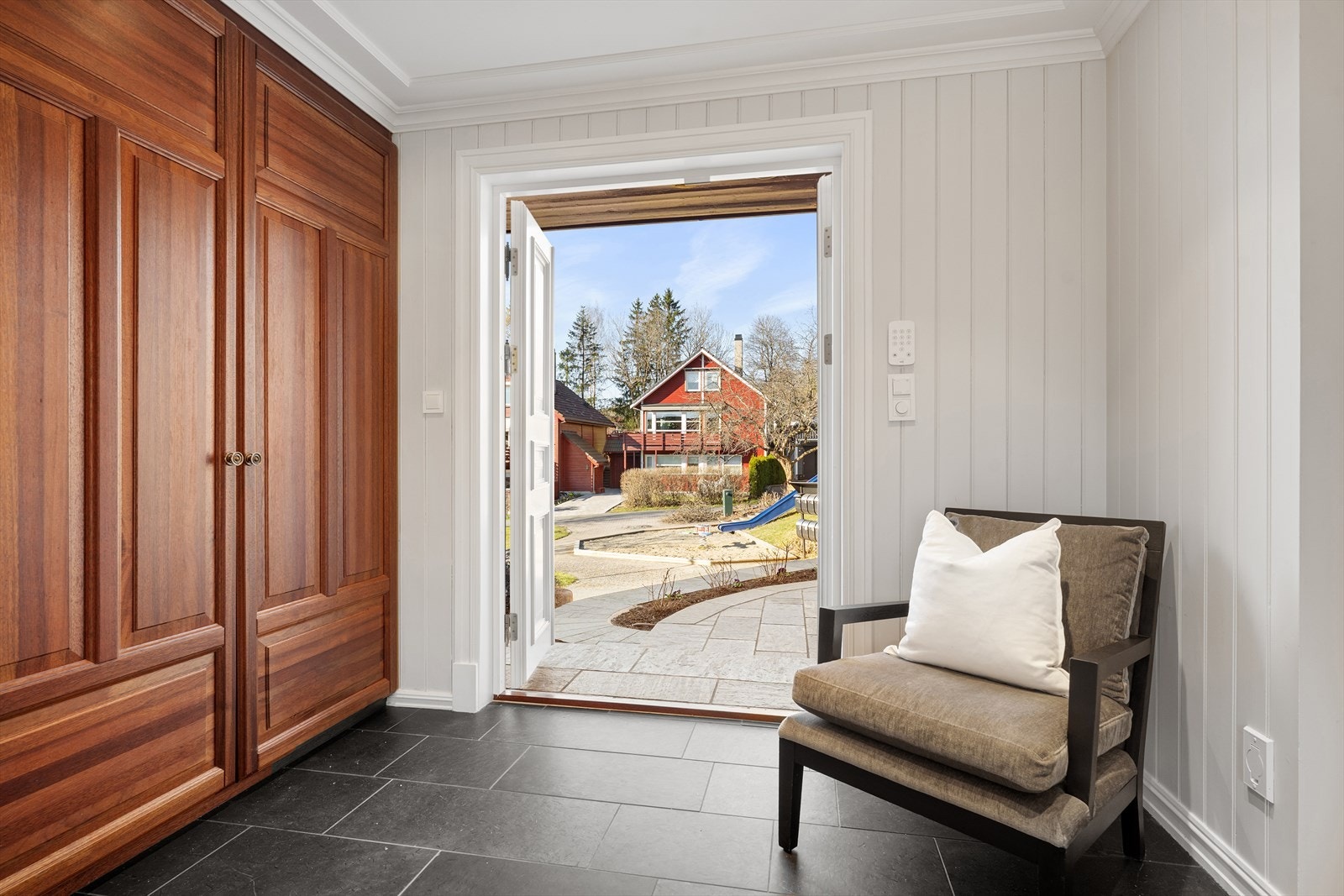 Boligen ønsker deg velkommen inn i en lys og romslig hall med flislagt gulv. Galleribilde