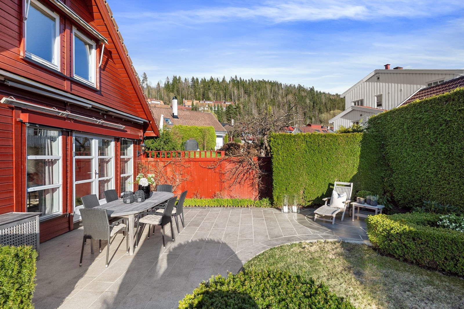 Pent opparbeidet uteområdet med flere soner. Galleribilde