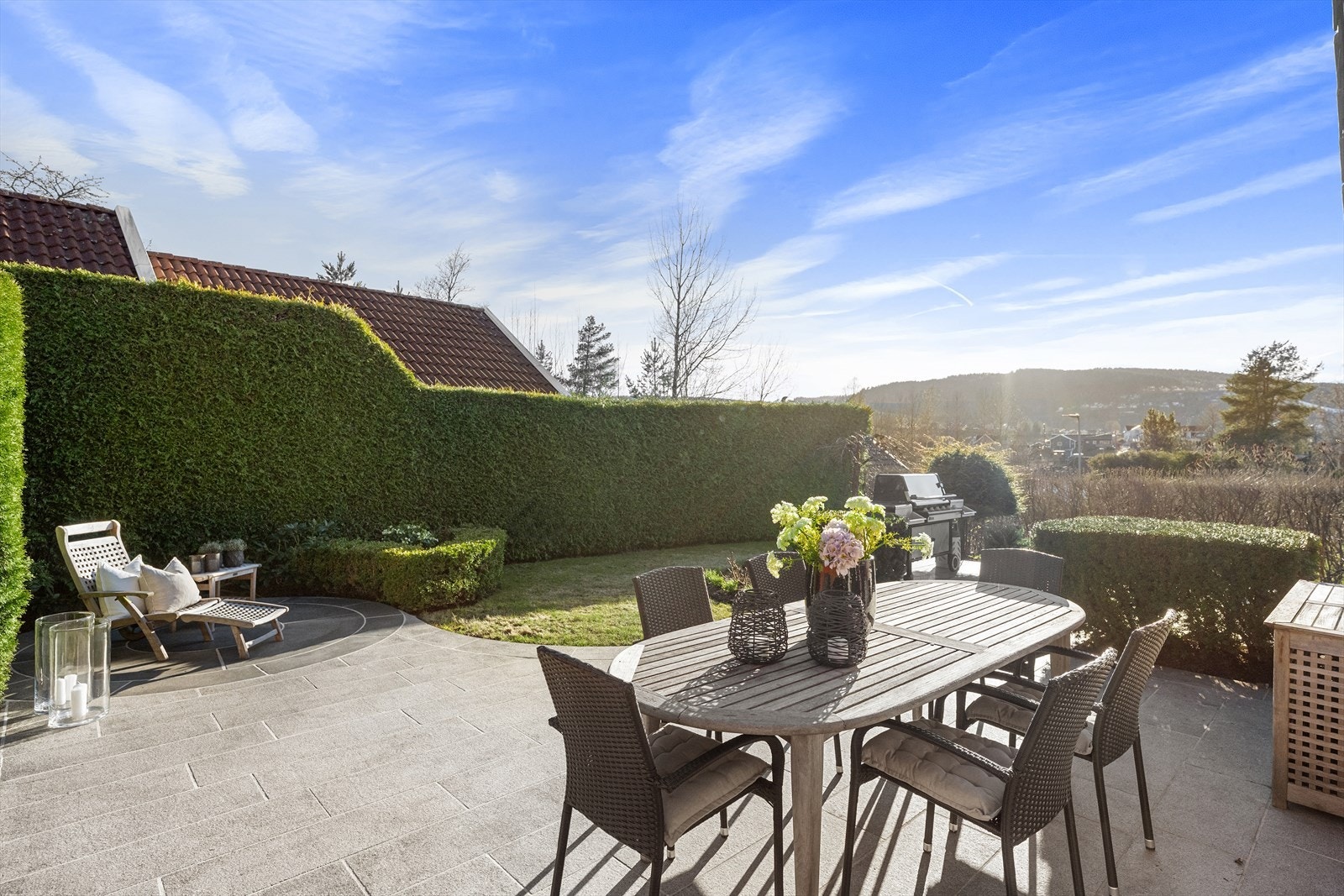 God plass stor hagegruppe, solsenger og grill - ideelt for varme sommerdager. Galleribilde