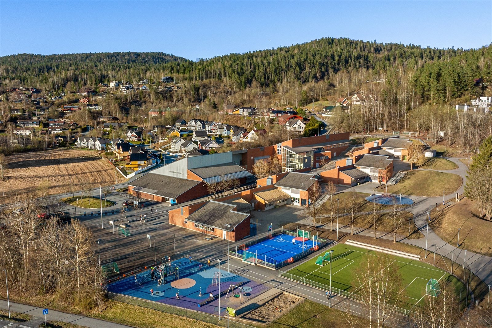 Anna Krefting barneskole ligger rett over veien fra boligen. Galleribilde