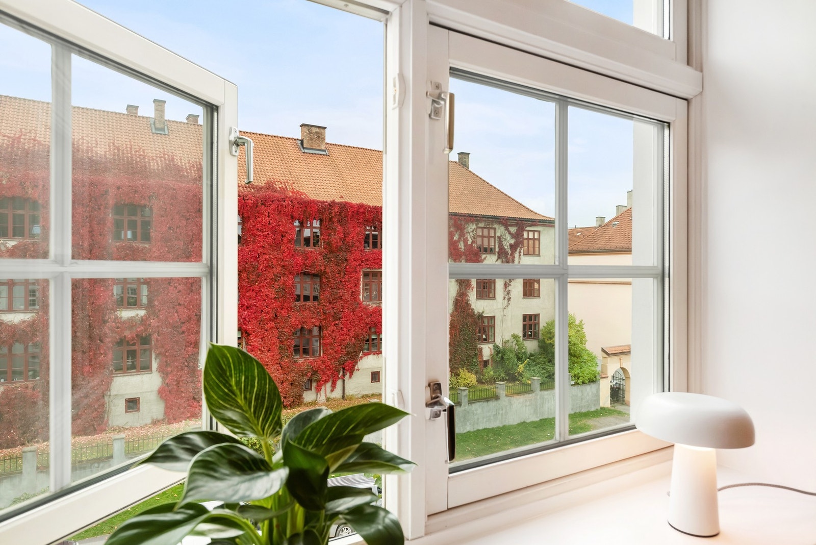 Generøse vindusflater som slipper inn godt med naturlig lys. Galleribilde