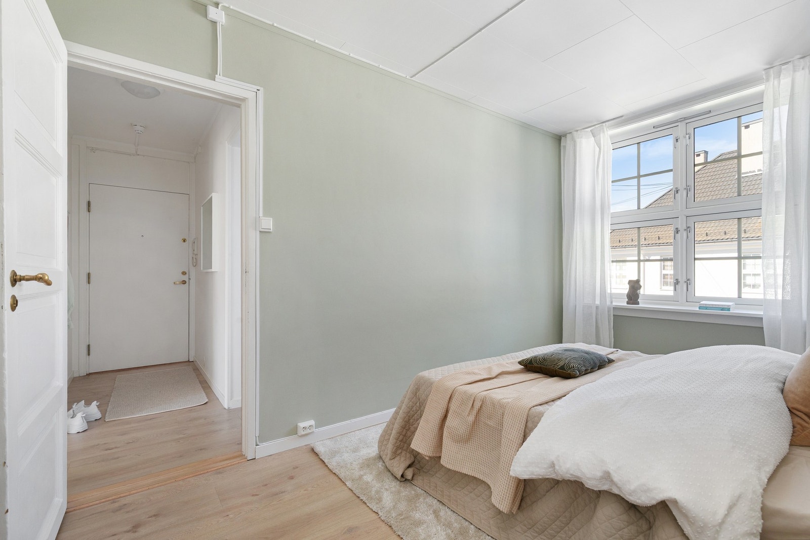 Rommet vender inn mot stille bakgård. Galleribilde