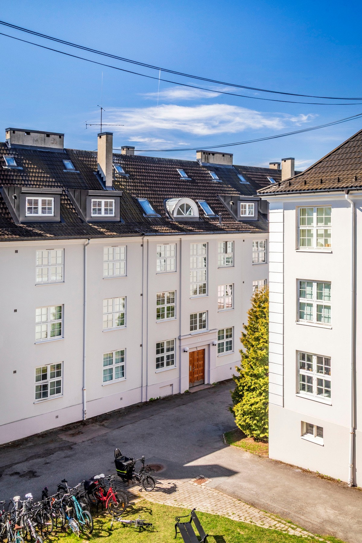 Utsikt inn mot bakgård fra kjøkken vinduet. Galleribilde