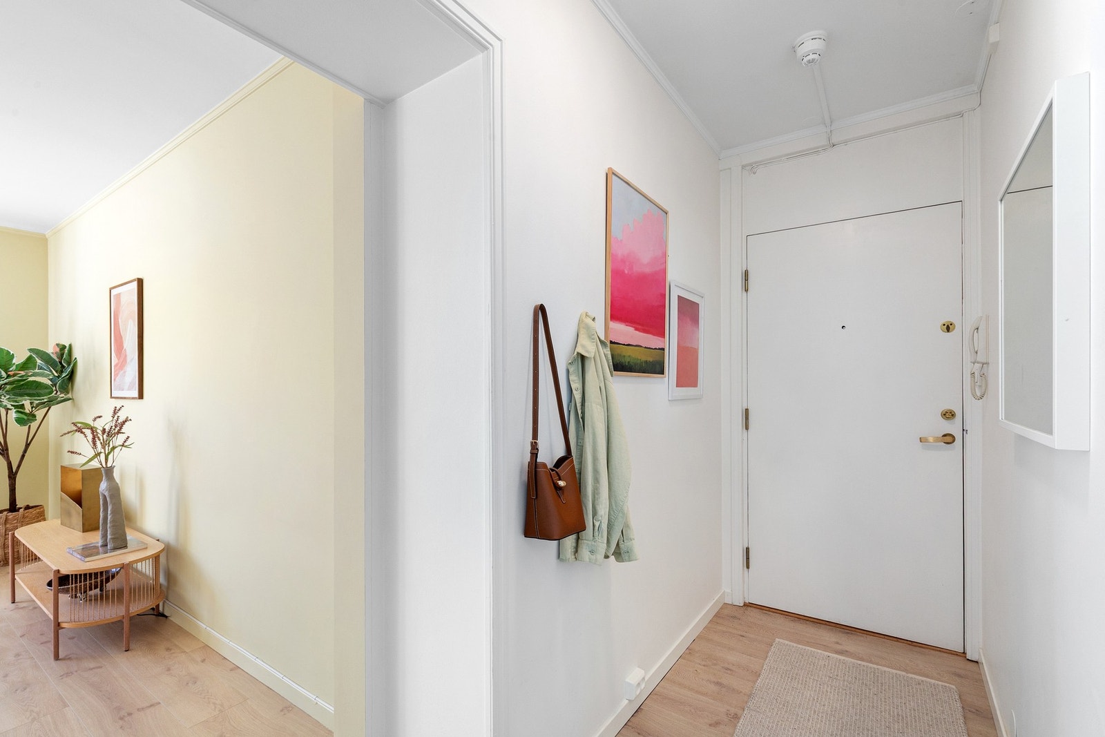 Lys og innbydende entré med plass til oppbevaring av sko og yttertøy. Galleribilde
