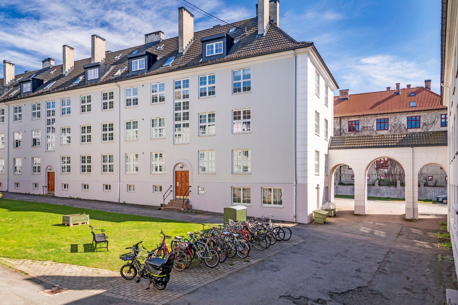 Beliggende i en klassisk bygård fra 1900-tallet, tegnet av arkitektene Morgenstierne og Eide Galleribilde