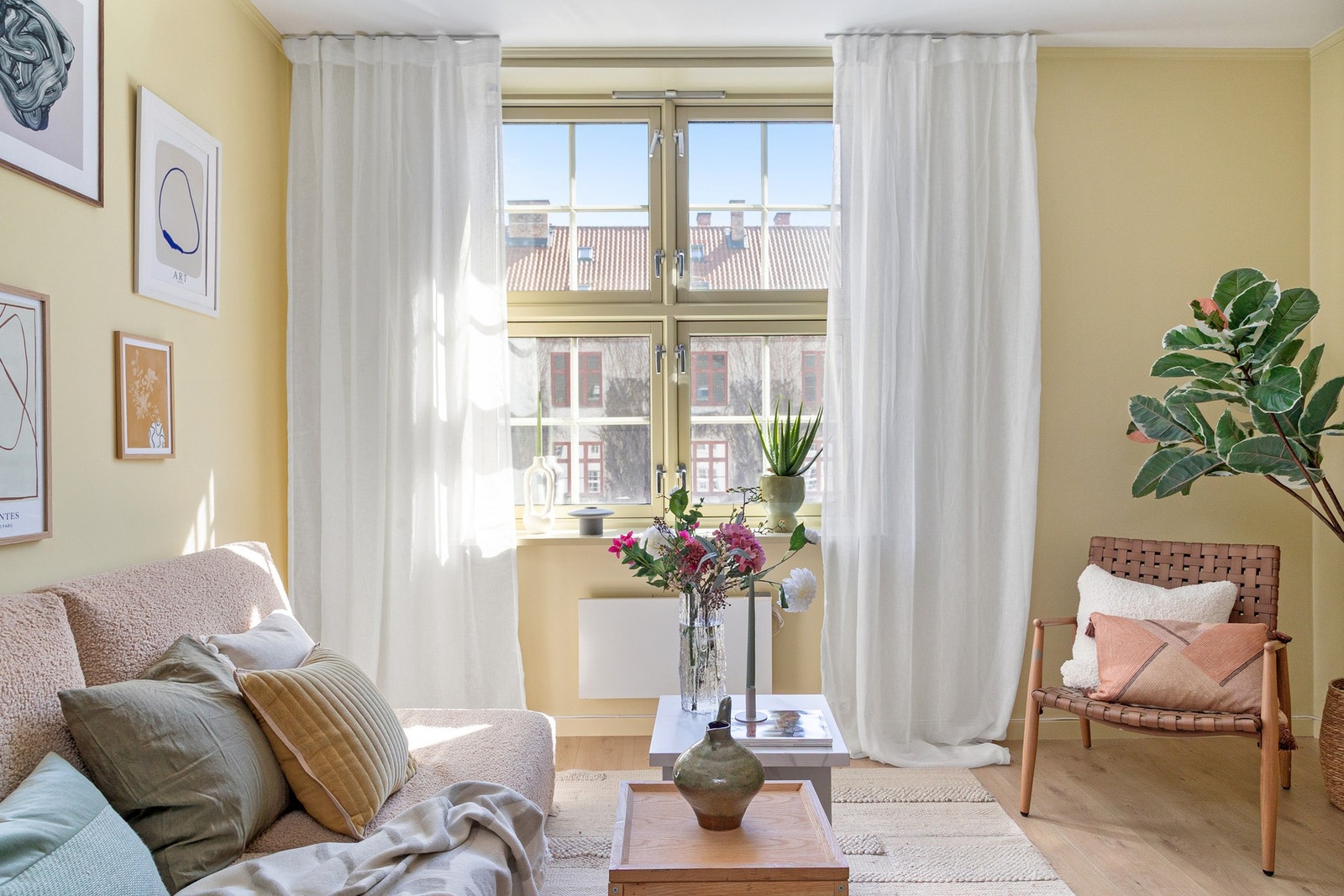 Generøse vindusflater som slipper inn godt med naturlig lys. Galleribilde