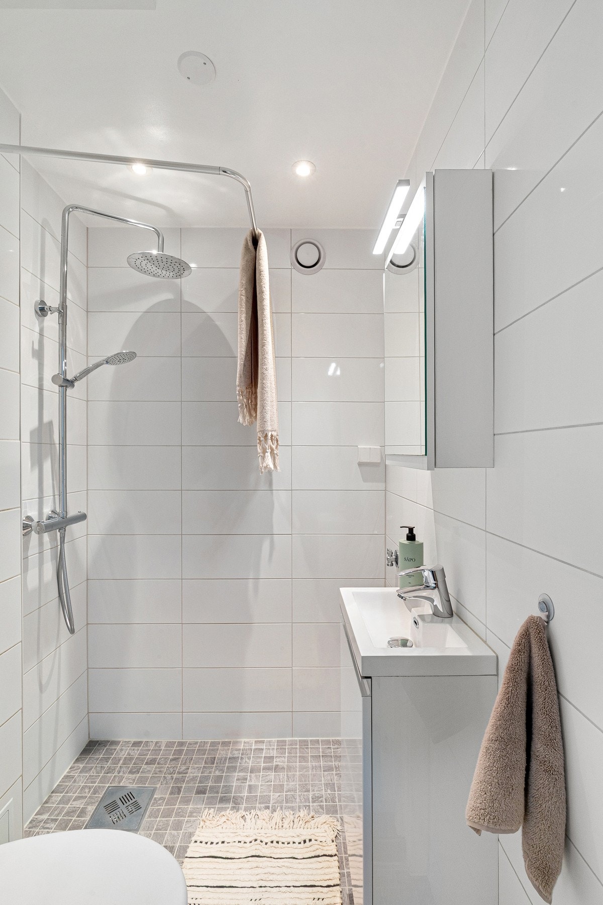 Delikat bad med smakfulle flisvalg og moderne innredning som gir et harmonisk og helheltlig inntrykk. Galleribilde