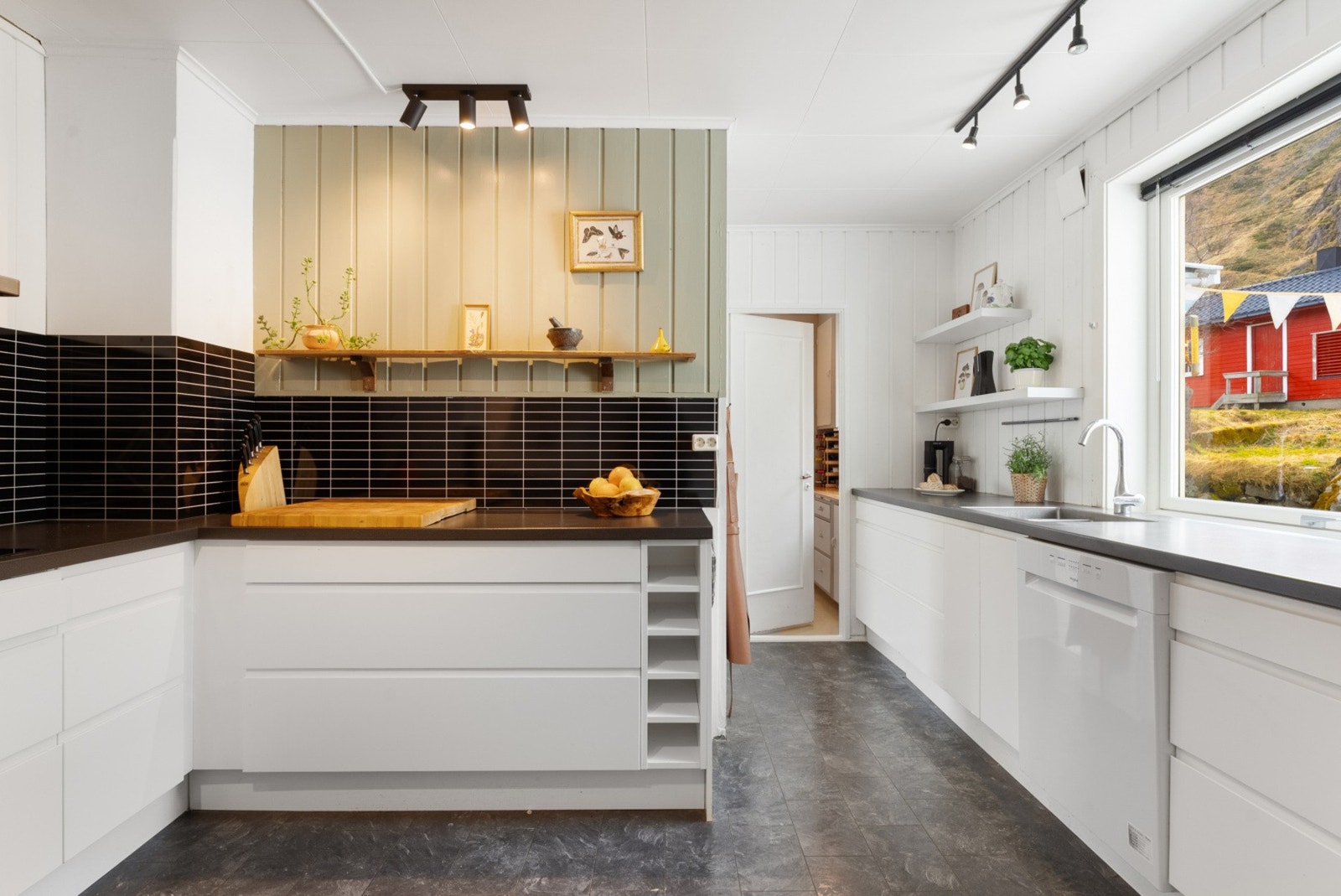 Her er det lagt vekt på funksjonalitet, med rikelig med skapplass for oppbevaring og generøse benkeflater i slitesterk laminat som gir god plass til matlaging. Galleribilde