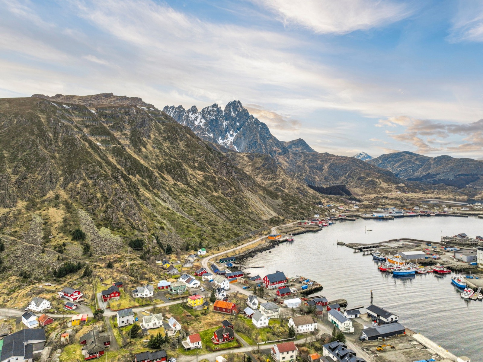 Ballstad er et aktivt fiskevær og et populært utgangspunkt for toppturer, med Nonstinden og Skottinden som kjente turmål i nærheten. Galleribilde
