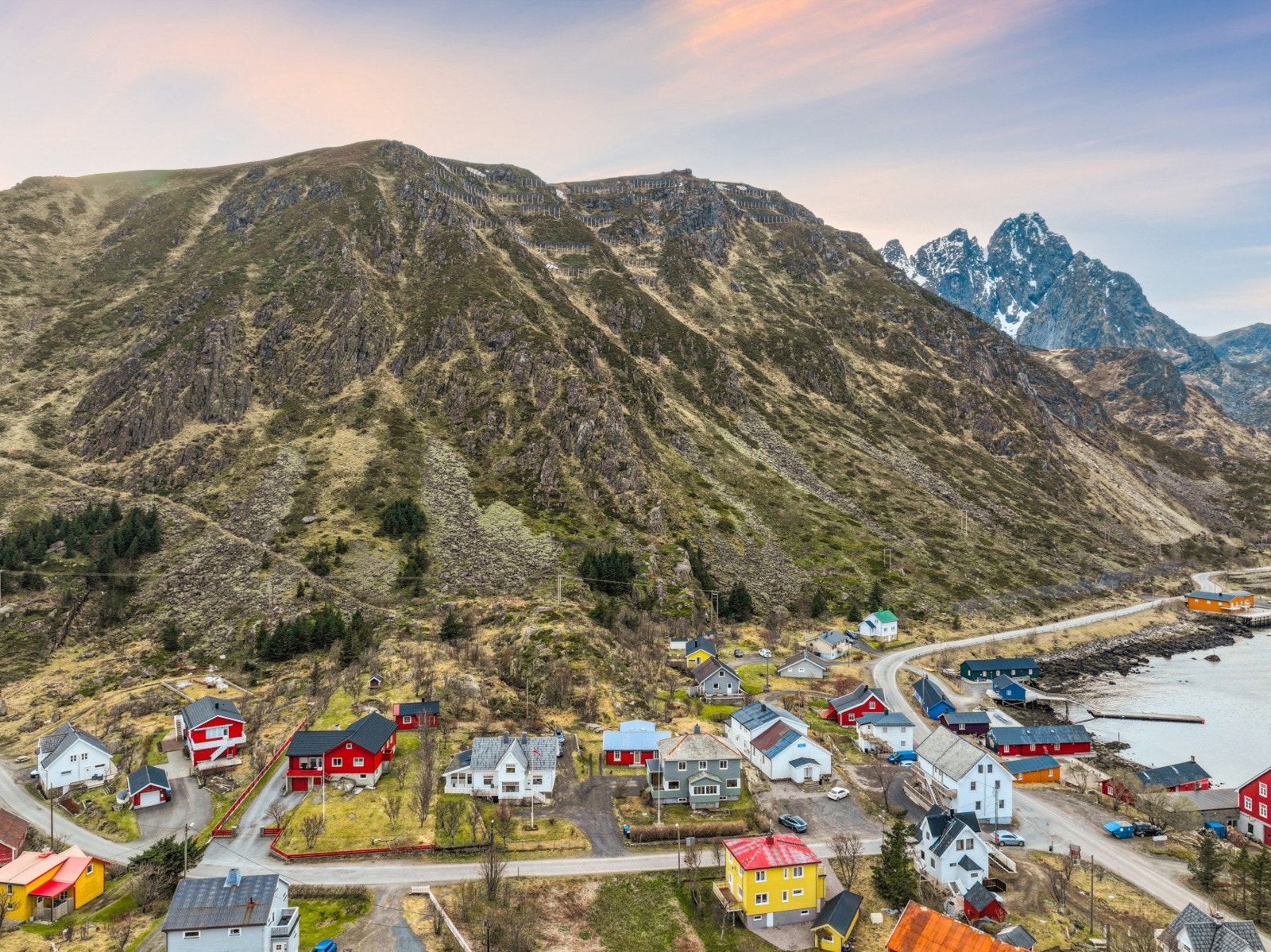 Dette er et etablert og familievennlig boligområde med nærhet til sjøen og den karakteristiske naturen som kjennetegner Lofoten. Galleribilde